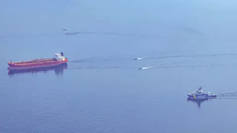 The detention of the Jin Hui tanker. Photo: Kustbevakningen.