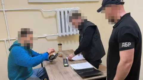 Подозреваемый и ГБР. Фото: ГБР