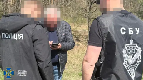 Задержание должностного лица воинской части на Львовщине, которого подозревают в вымогательстве средств за оформление "боевых" выплат. Фото: СБУ
