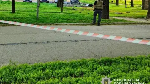 Взорванный автомобиль за оградительной лентой. Фото: Нацполиция