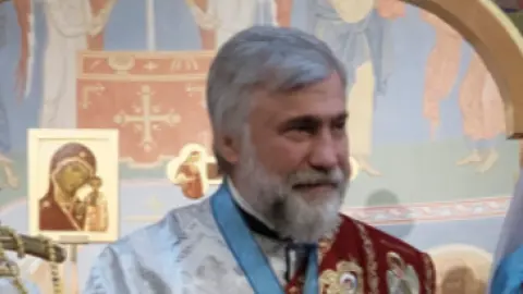 Новинський служить протодияконом в Російській закордонній церкві в Німеччині і отримав від неї орден