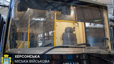 Поврежденный автобус. Фото: Херсонская МВА