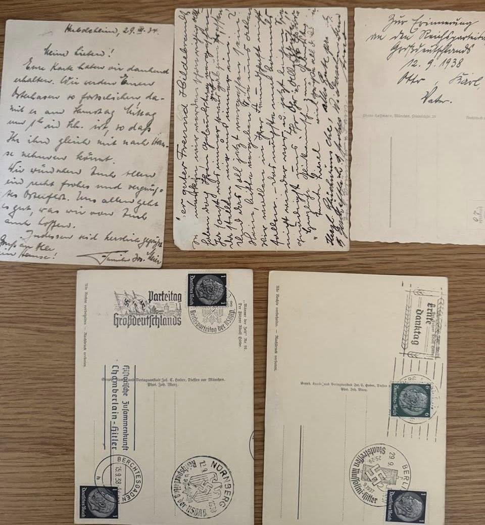 Киянка хотіла вивезти до Німеччини листівки 1930-х років із Гітлером. Фото: Facebook/Закарпатська митниця
