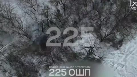 Военные 225 ОШП после контратаки на занятые позиции фиксируют последствия удара с беспилотника и перемещаются на новые рубежи. Скриншот видео
