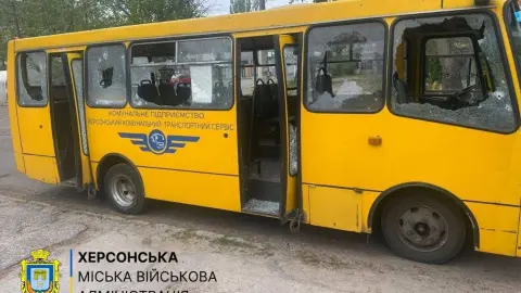 Поврежденная маршрутка в Херсоне. Фото: Telegram / Шанько Ярослав