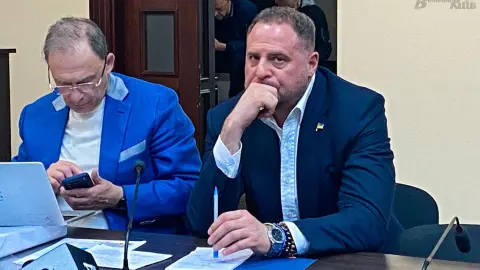 Андрій Єрмак з адвокатом у суді. Фото: Вечірній Київ
