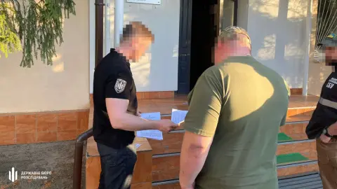 Вручение подозрения. Фото: ГБР
