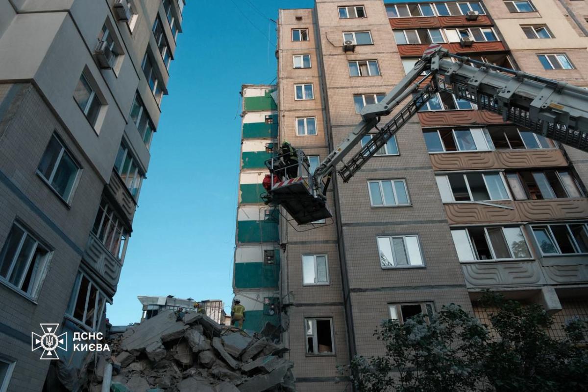Пошуково-рятувальна операція після атаки РФ. Фото: ДСНС