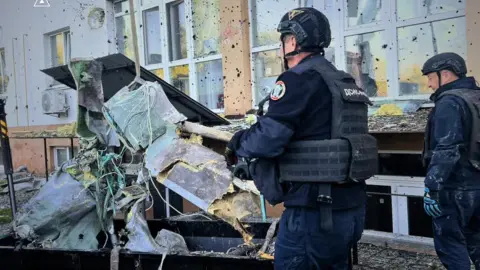 Бойова частина ракети РФ залетіла в багатоповерхівку на Київщині. Фото: ДСНС Київщини