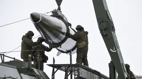 Солдаты российской оккупационной армии заряжают ракету "Искандер-М" (архивное изображение). Фото: Wikimedia Commons.