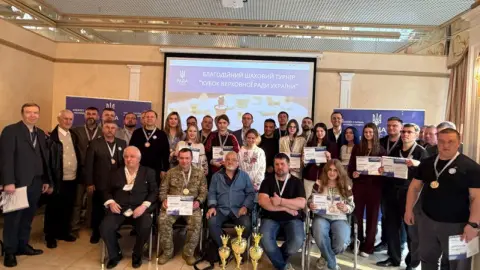 Ветерани та школярки перемогли народних депутатів у парламентському благодійному шаховому турнірі