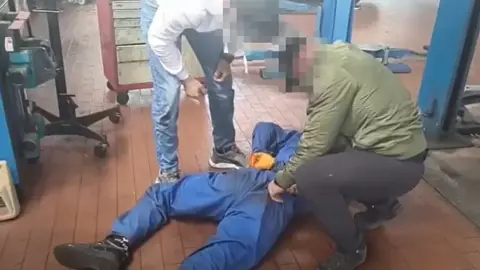 Затримання одного з підозрюваних у побитті українських підлітків у Варшаві. Фото: facebook/Marcin Kierwiński