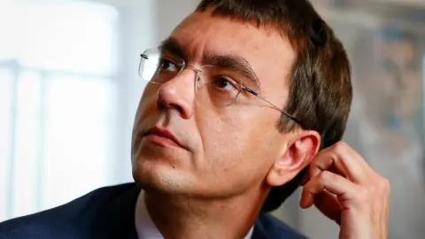 Омелян после мобилизации не воевал, а "прятался" в батальоне для окружения Порошенко, – военный о подозрении в адрес экс-министра