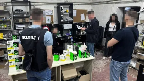 Півтори сотні обшуків і товари на 125 млн грн: в Києві та трьох областях викрили нелегальний ринок вейп-рідин