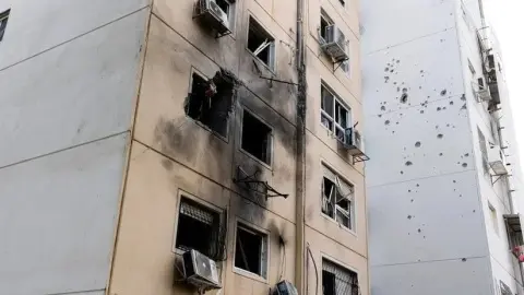 Денежная помощь, восстановление домов: Кличко рассказал, как город помогает киевлянам, чье жилье пострадало от российских атак