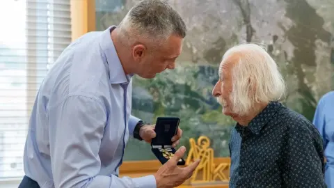Виталий Кличко вручил выдающемуся украинскому художнику Ивану Марчуку "Знак почета" от столицы