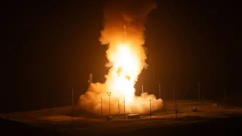 Испытательный запуск межконтинентальной баллистической ракеты Minuteman III с базы Ванденберг в Калифорнии, США. Фото: Воздушные силы США