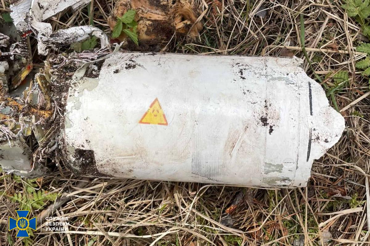 На Чернігівщині виявили підвищений радіаційний фон на уламках російського дрона. Фото: СБУ
