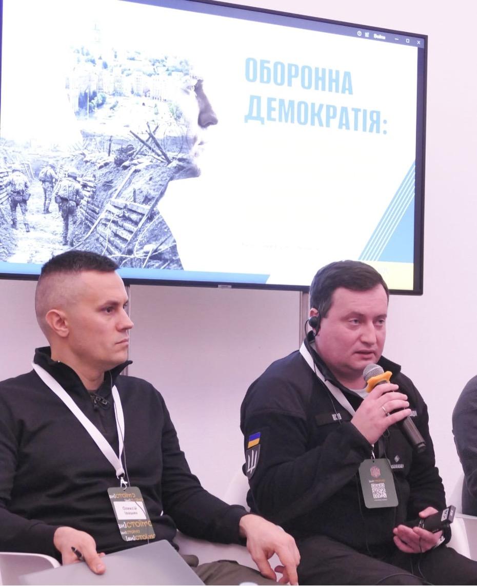 Олексій Івашин та Андрій Юсов під час виступу на Форумі громадянського суспільства «ВиСтоїмо 2025»