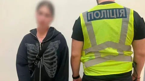 Задержанная девушка. Фото: Национальная полиция