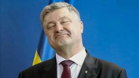 Ветеран розповів, як Порошенко фіктивно оформив майже півсотні політиків та прислугу в особистий батальйон в центрі Києва