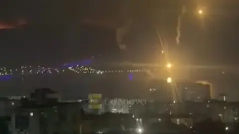 После атаки беспилотников в Новороссийске РФ горит нефтяной терминал. Фото: скриншот видео Exilenova+.