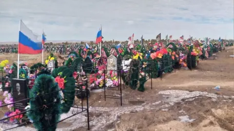 Кладбище в РФ. Фото: The Moscow Times.