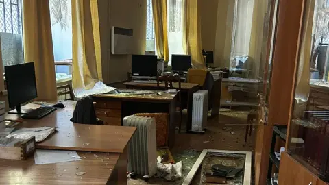 Пошкодження в інститутах НАН через атаку РФ по Києву 24 травня. Фото: Національна академія наук України