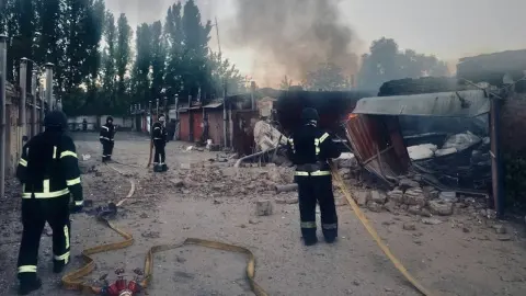 Место падения фрагментов "Орешника". Фото: ГосЧС Украины.