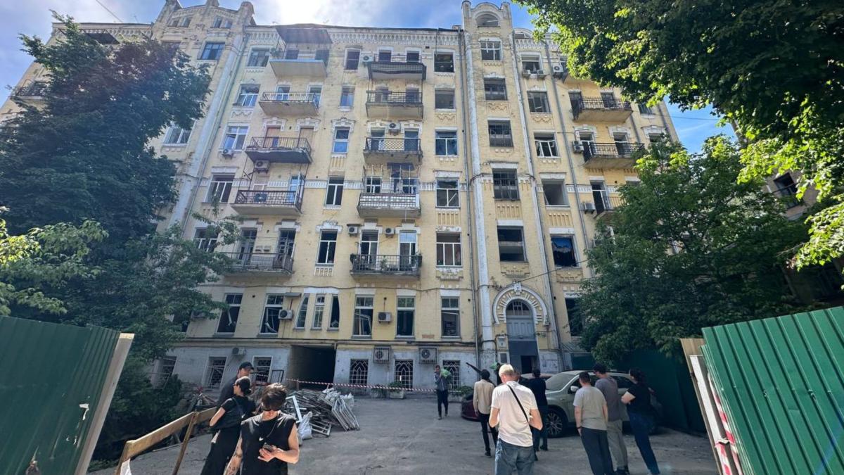 Постраждалий будинок в Києві, де була  редакція медіа. Фото: Реальна Газета