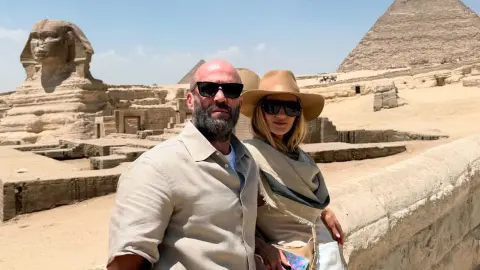 Джейсон Стэйтем с женой в Гизе. Фото: instagram/jasonstatham