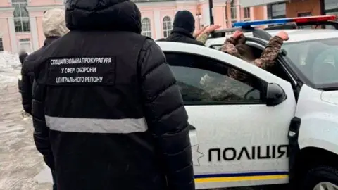 Задержание работника ТЦК. Фото: Офис генпрокурора