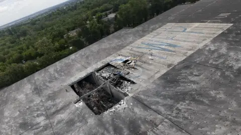 Последствия попадания российской ракеты по складу ООН в Днепре. Фото: WFP.