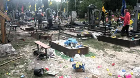 Наслідки удару по кладовищу в Сновську. Фото: facebook/Павло Мірошниченко