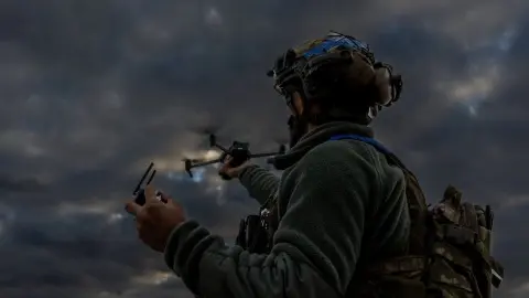 Украинский военных с FPV-дроном (иллюстративное изображение). Фото: Силы беспилотных систем ВСУ.