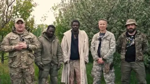 Граждане Камеруна, взятые в плен украинскими военными (архивное изображение). Фото: скриншот видео.