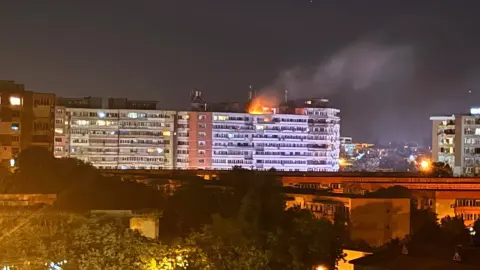 Многоэтажка, в которую попал дрон. Фото: телеграм-канал Exilenova+
