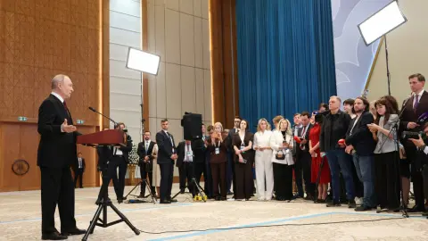 Владимир Путин во время пресс-конференции по итогам саммита ЕАЭС в Астане. Фото: Kremlin.