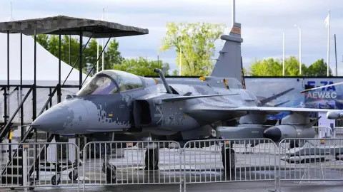 Реплика многоцелевого истребителя Saab Gripen представлена на ежегодной выставке оборонной промышленности Cansec в Оттаве в четверг, 28 мая 2026 года. Фото: The Canadian Press /Джастин Танг.
