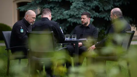Зеленський провів спеціальну нараду з Будановим, Умєровим та Шмигалем. Фото: ОПУ.