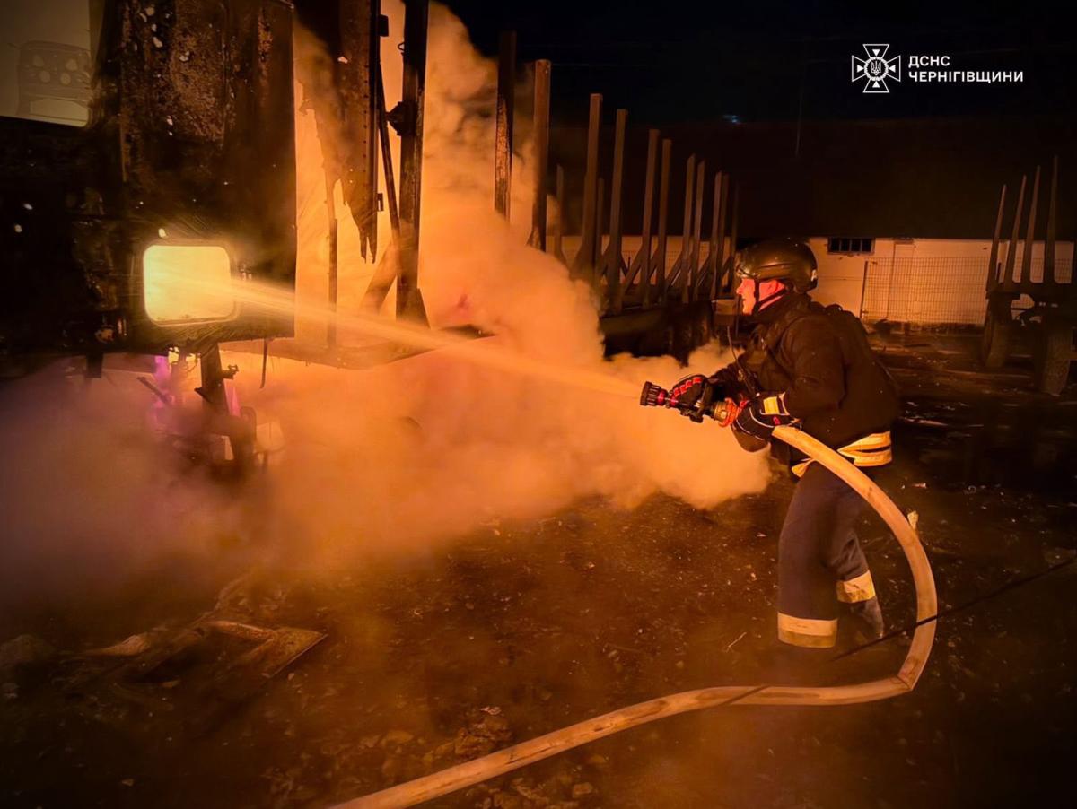 Пожежа через атаку РФ по підприємству на Чернігівщині. Фото: ДСНС Чернігівщини