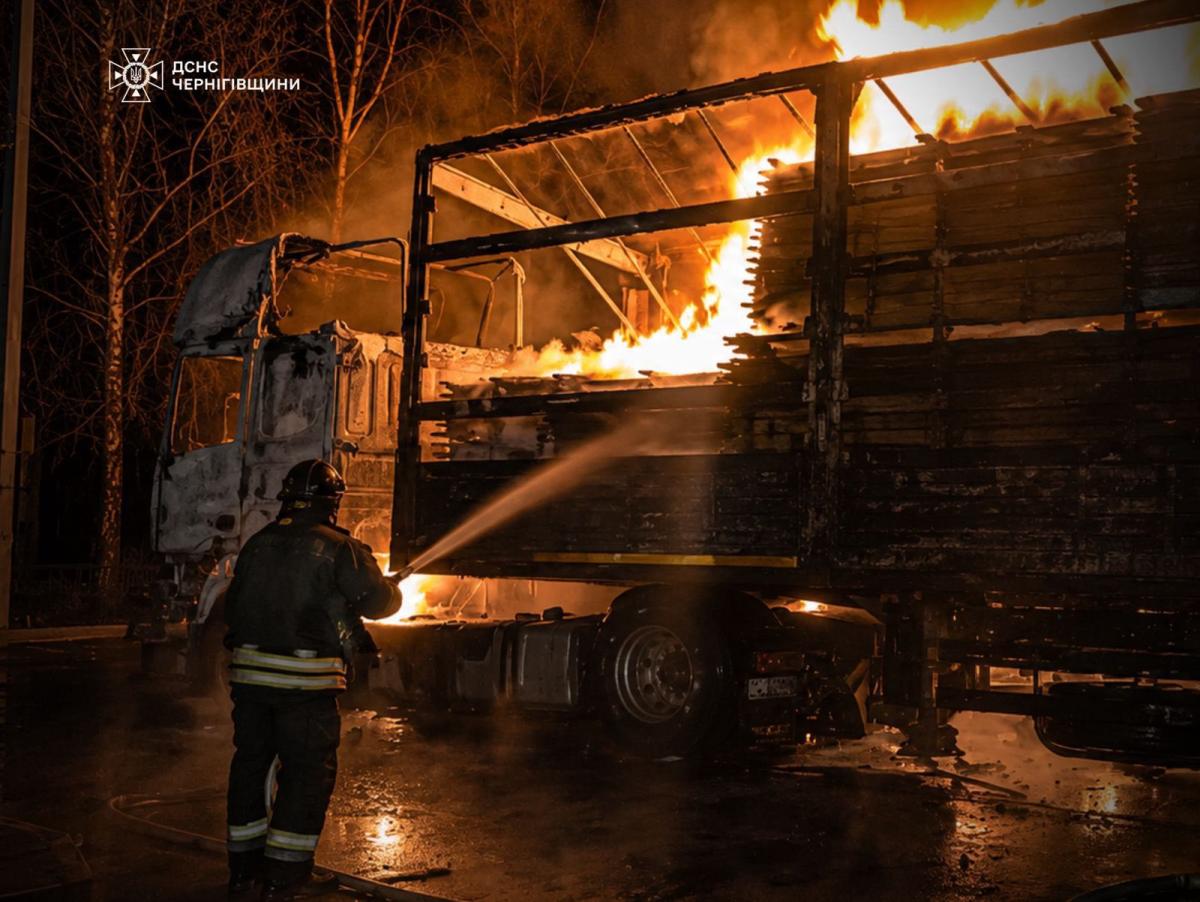 Пожежа через атаку РФ по підприємству на Чернігівщині. Фото: ДСНС Чернігівщини