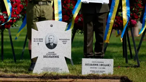 Надгробие Андрея Мельника и Софии Мельник-Федак. Фото: ОПУ