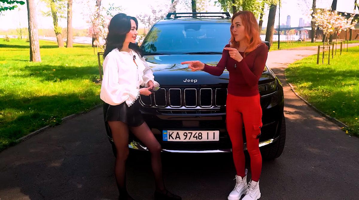 Олена Тополя (праворуч) на фоні свого авто. Фото: скриншот з відео