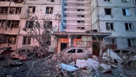 Через ліквідацію наслідків нічного обстрілу в Києві перекрили рух на семи вулицях