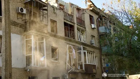 Будинок у Дніпрі, що зазнав руйнувань після атаки РФ 2 червня. Фото: Дніпропетровська ОВА