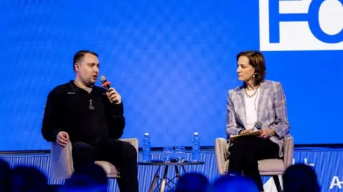 Кирилл Буданов и Энн Эпплбаум во время Форума "Архитектура безопасности"