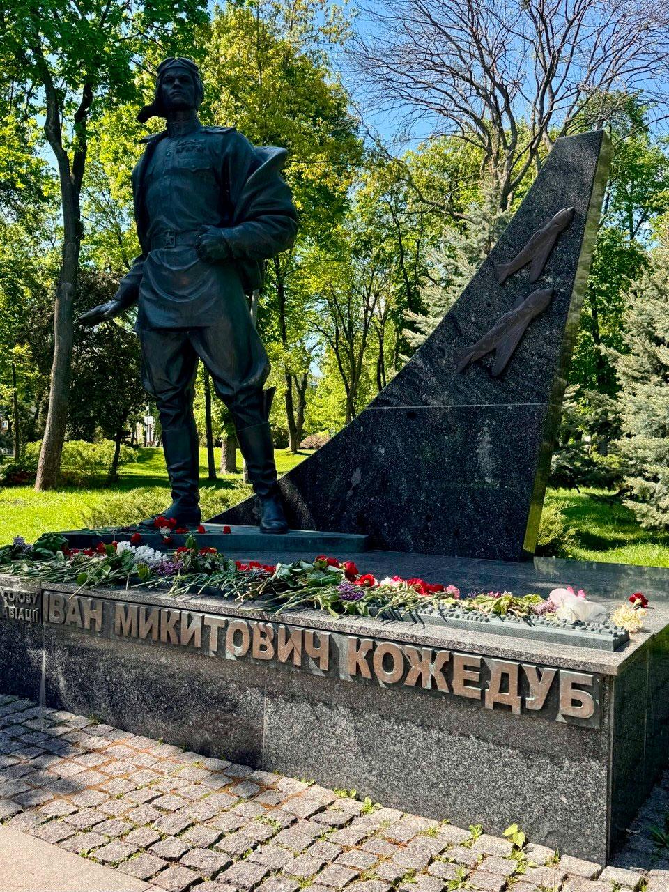 Пам'ятник Івану Кожедубу (Київ, 9 травня 2026 року). Фото: Денис Гороховський/Українські Новини
