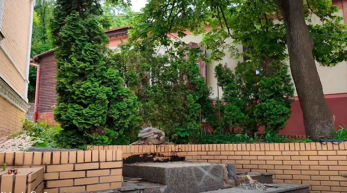 Місце, де знаходився пам'ятник Булгакову. Фото: скриншот з відео