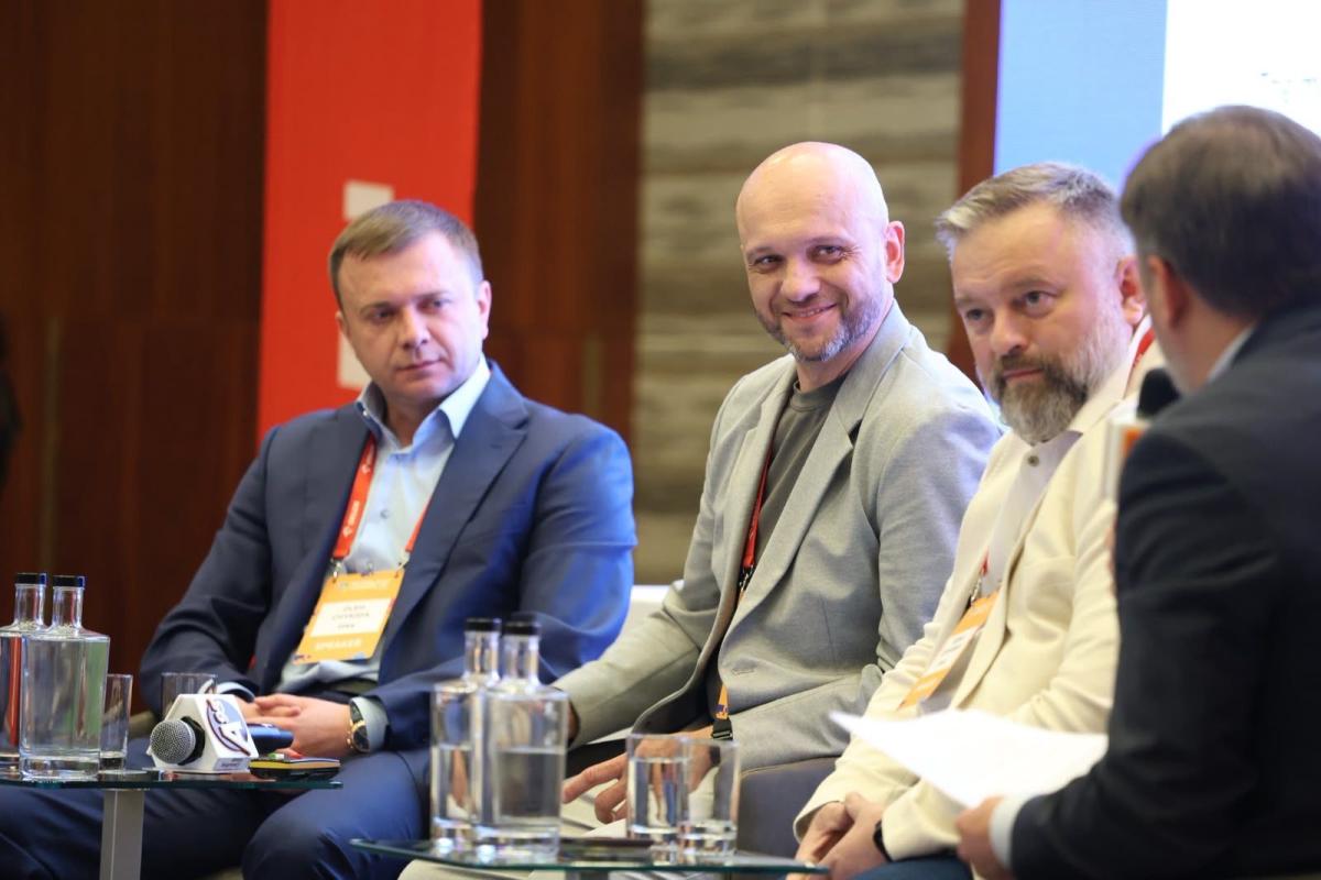 Олег Чикида (ліворуч), генеральний директор ЗПЕК, під час дискусійної панелі на Petroleum Ukraine Warsaw'26